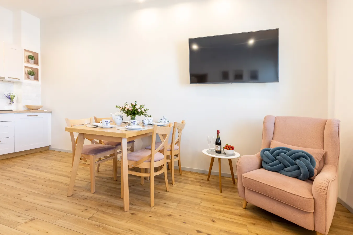 salon z fotelem i telewizorem